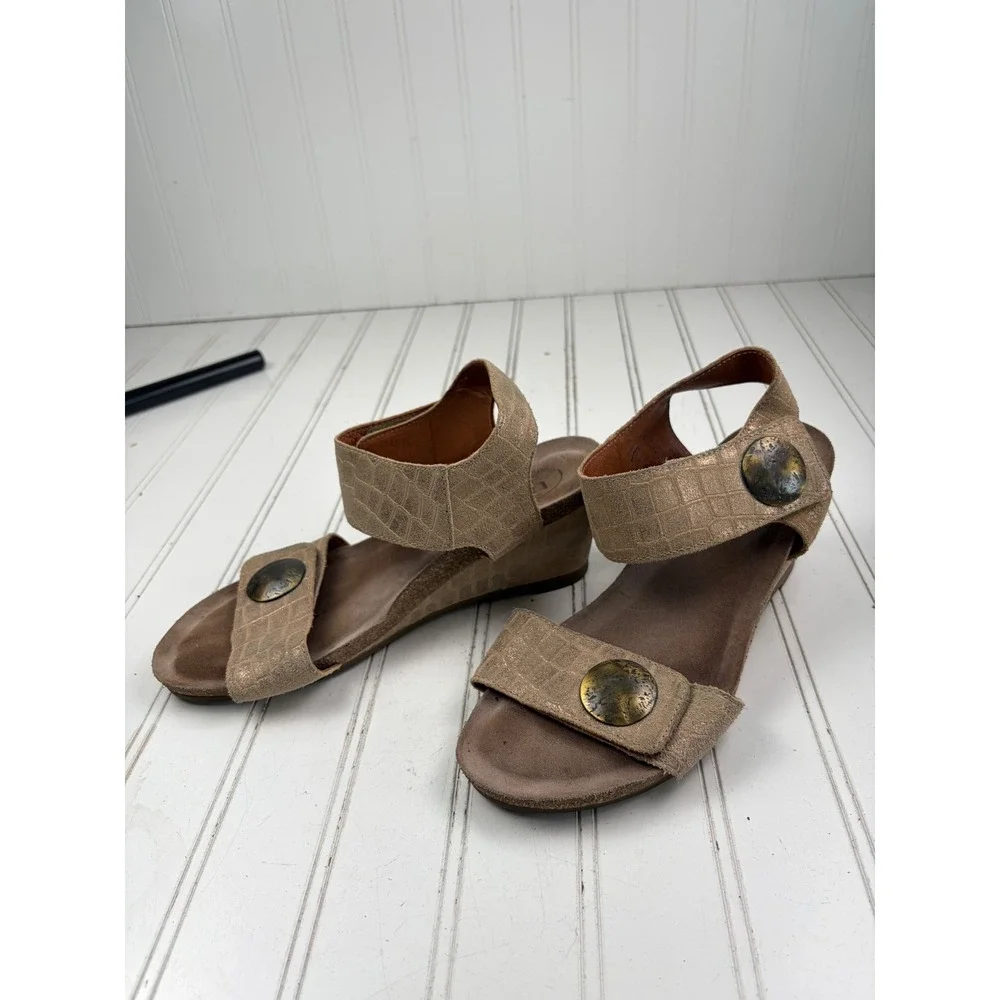Taos Carousel 2 Metallic Gold Embossed Leather Wedge Sandals Women's Size 7-7.5